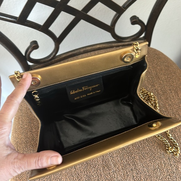 Salvatoree Ferragamo 2 way may gold evening bag. - Picture 8 of 14